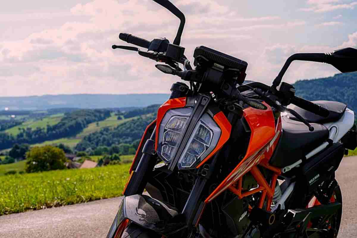 Una moto Ktm in strada