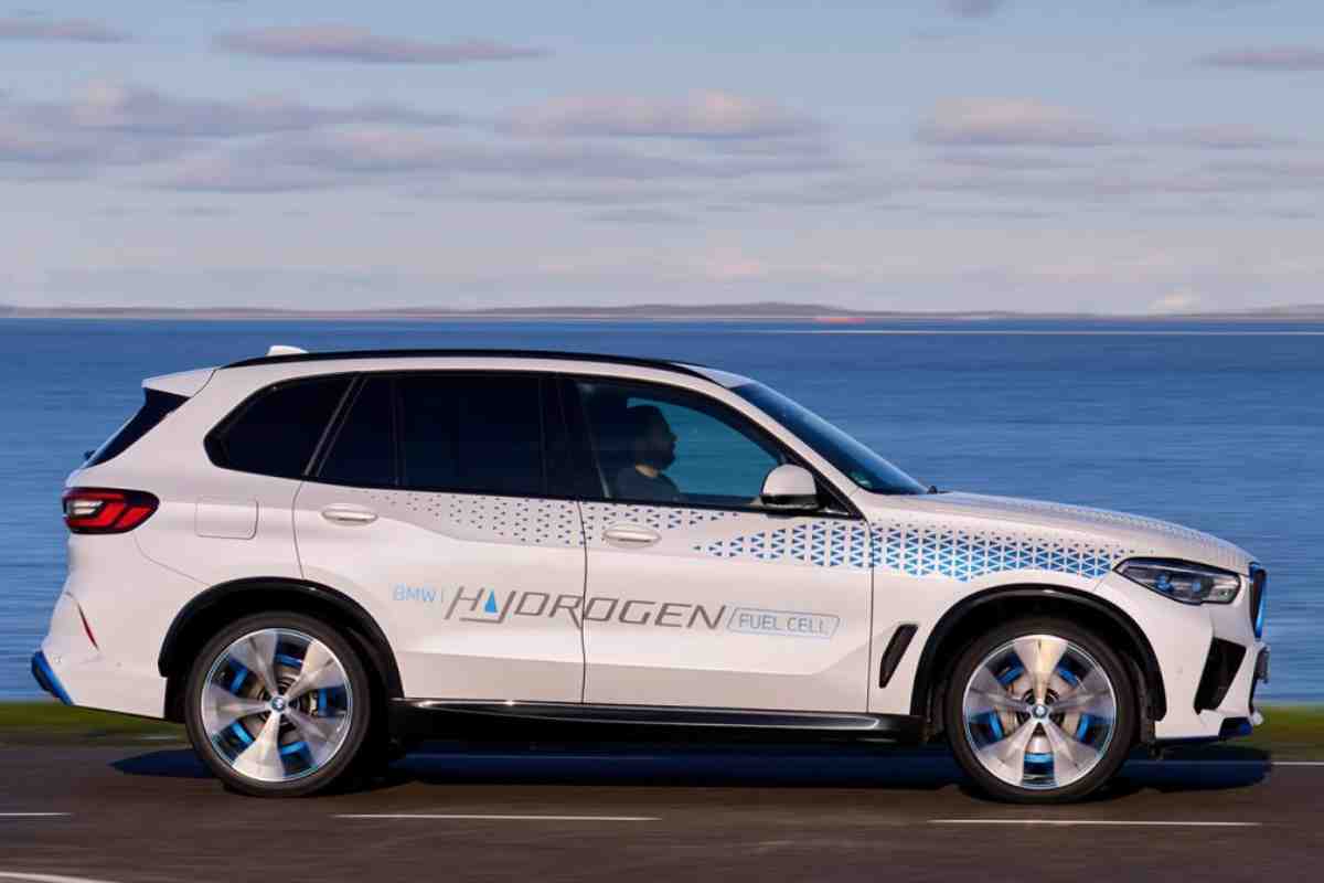 BMW "accantona" l'elettrico